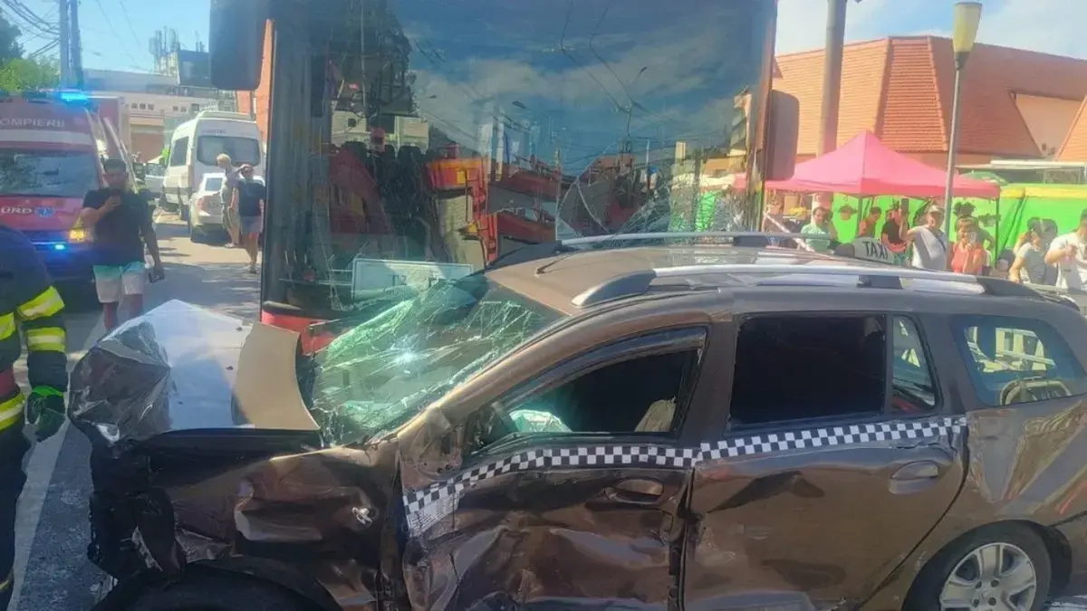 Accident grav în Mediaș: autobuz și autoturisme implicate