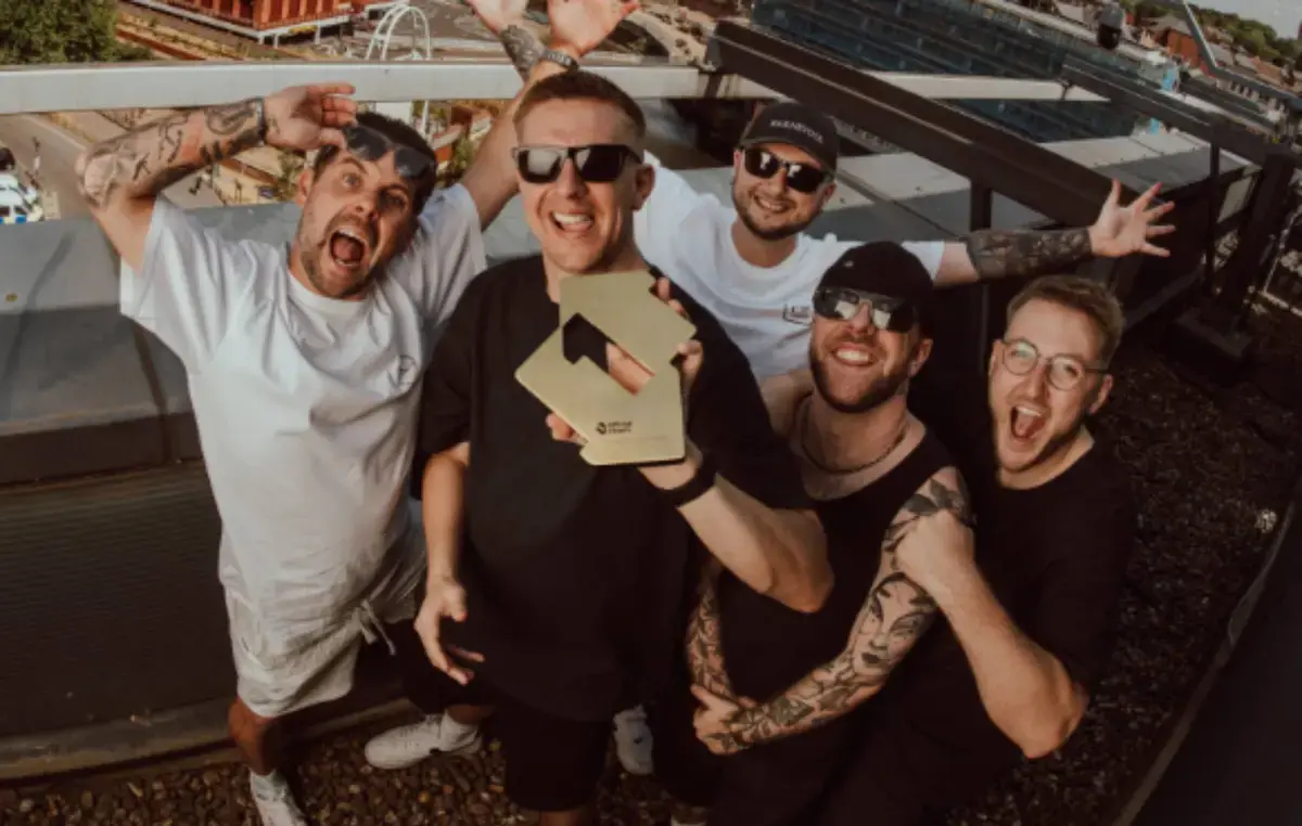 Al doilea album numărul unu, un triumf independent