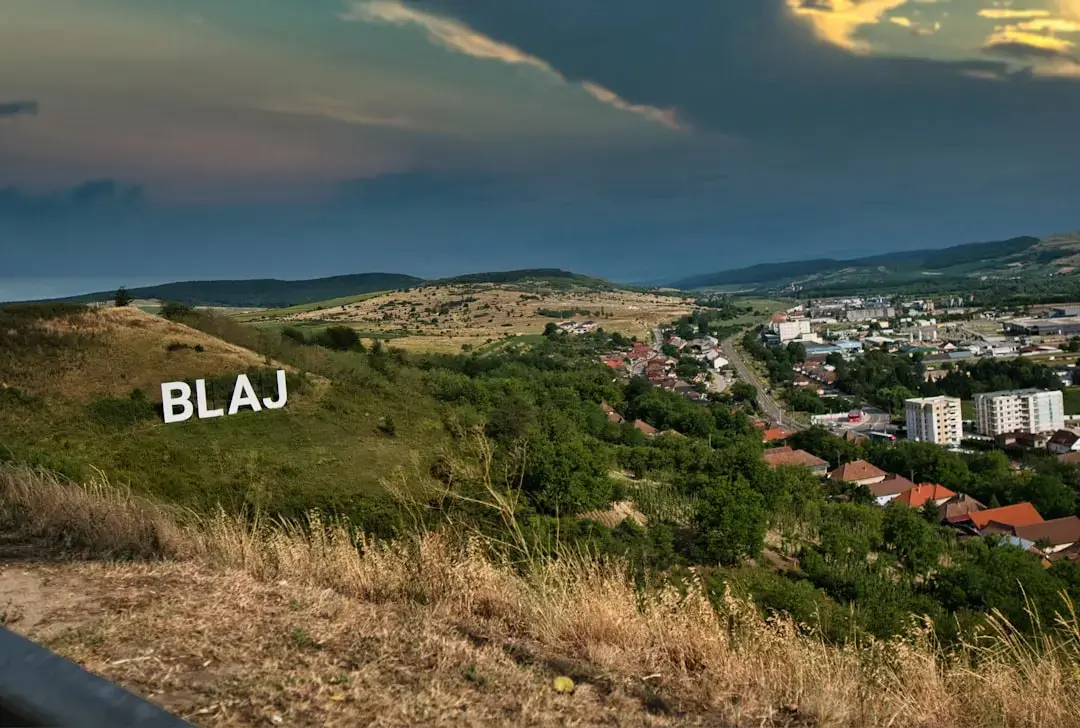 Alegerea costumului de baie perfect pentru copii: sfaturi de la salvamari și culorile recomandate pentru siguranță maximă la apă