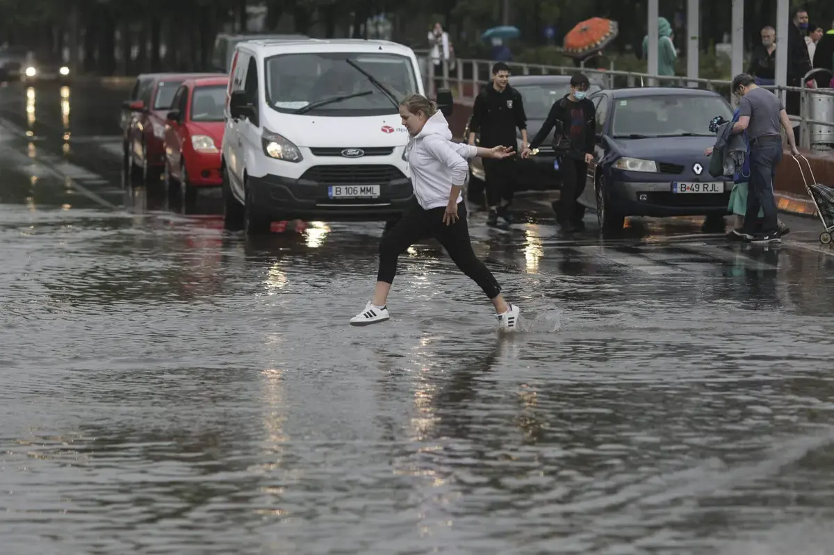 Alertă meteo: 13 județe sub cod galben din cauza furtunilor puternice până joi