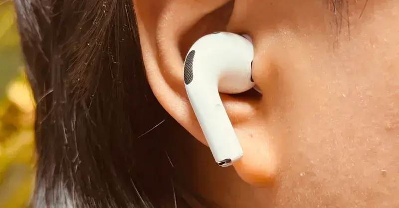 Apple simplifică controlul audio adaptativ al AirPods în ultima actualizare beta