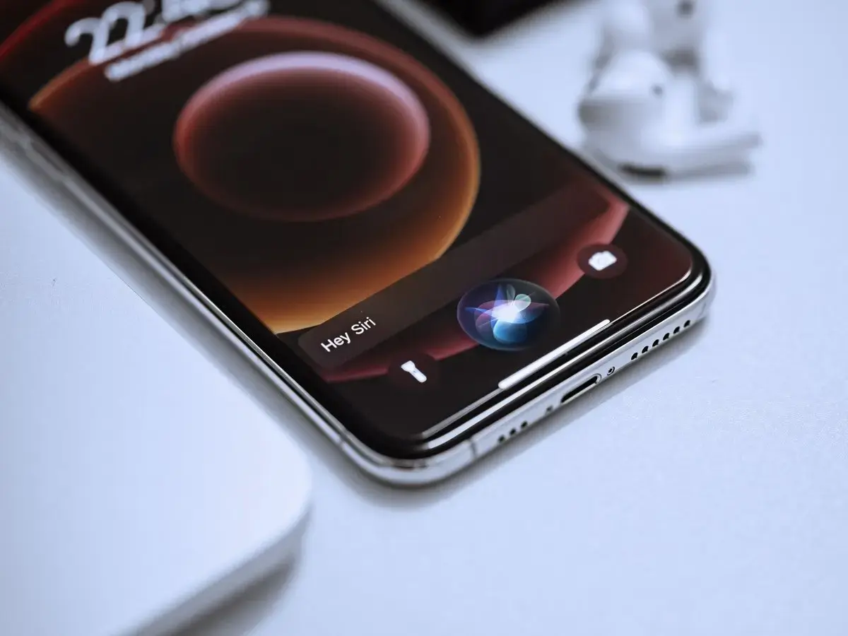 Apple vrea știri proaspete pentru Siri: licențează conținut pentru un AI mai inteligent