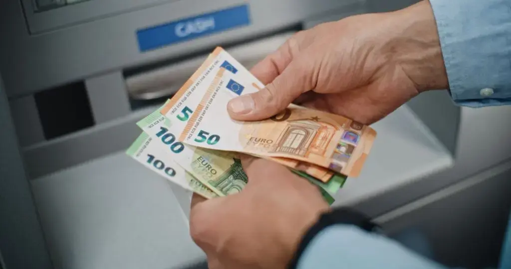 Atenție la bancnotele false în vacanță! Cum le recunoști?