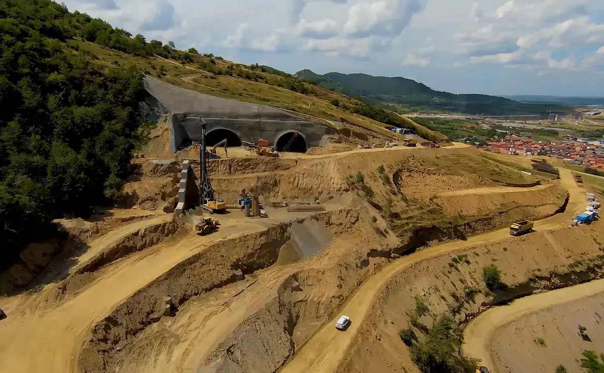 Autostrada Sibiu-Pitești: S-a spart gheața la noul tunel de pe Valea Oltului