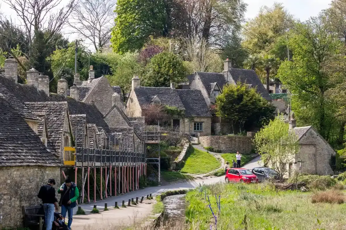 Bibury, „cel mai frumos sat din lume”, transformă amenzile de parcare în afacere profitabilă