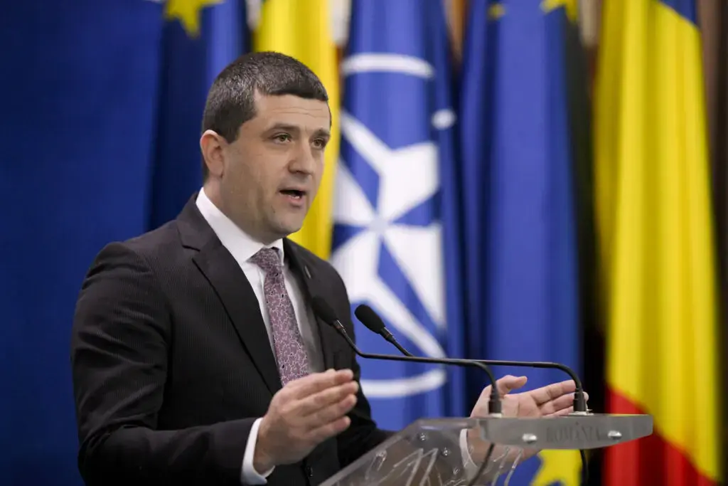 Blocaj la CFR: 21 de trenuri moderne zac în gară, pasagerii călătoresc în vagoane vechi