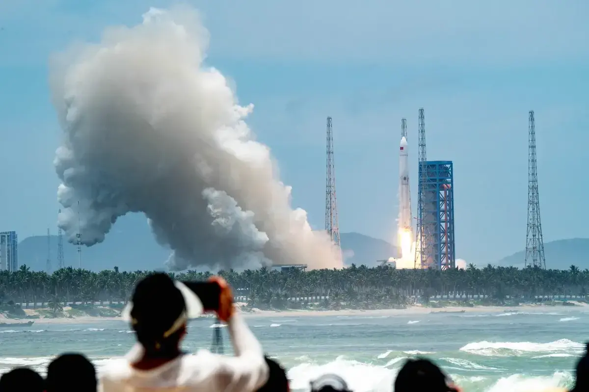 China, în premieră: Rachetă recuperată din spațiu cu o plasă uriașă