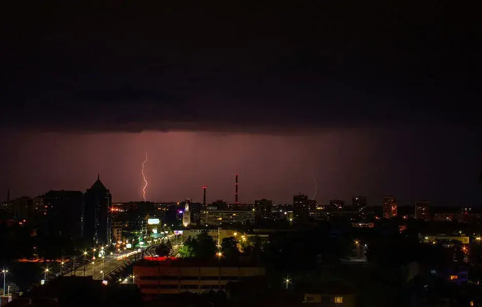 Cod galben de furtuni puternice în București și jumătate de țară