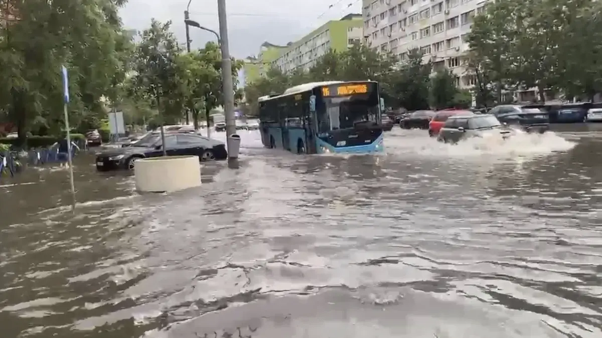 Cod portocaliu de inundații în trei județe, prognoza meteo pentru următoarea lună