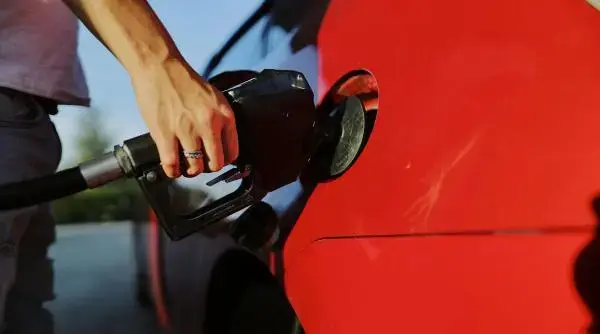 De ce rămân prețurile la pompă sus, chiar dacă petrolul s-a ieftinit?