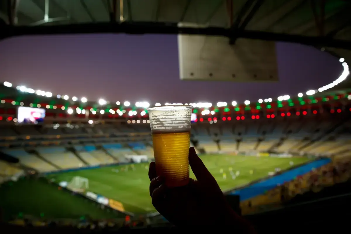 Deputații aprobă vânzarea berii pe stadioane în urma unei noi legi