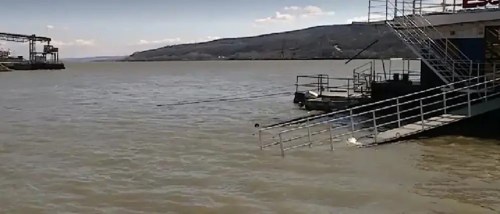Dunărea scade, circulația cu bacul suspendată în mai multe zone