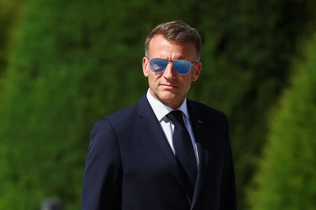 Emmanuel Macron reapără cu stilul său aviator