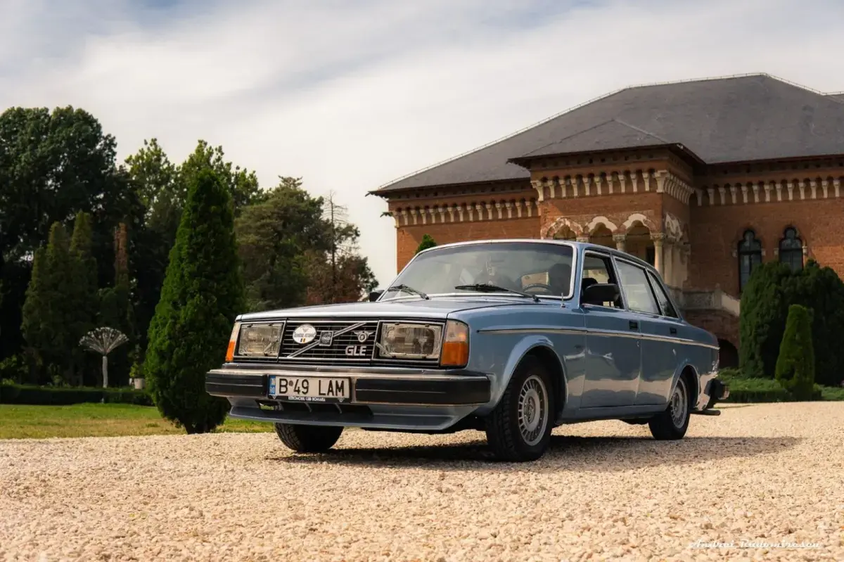 Expoziția „Suedezele Orașului” aduce 20 de automobile istorice în Piața Amzei, București