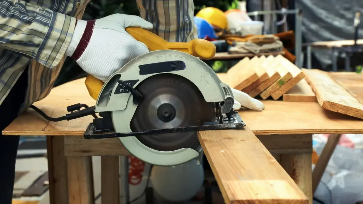 Goodbye Garage Clutter: Soluția de stocare DIY la prețuri accesibile pentru rafturile încorporate
