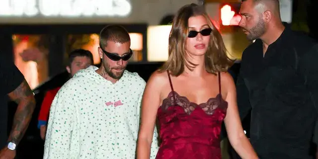 Hailey Bieber, o apariție de vară: rochie și sandale, rețeta succesului