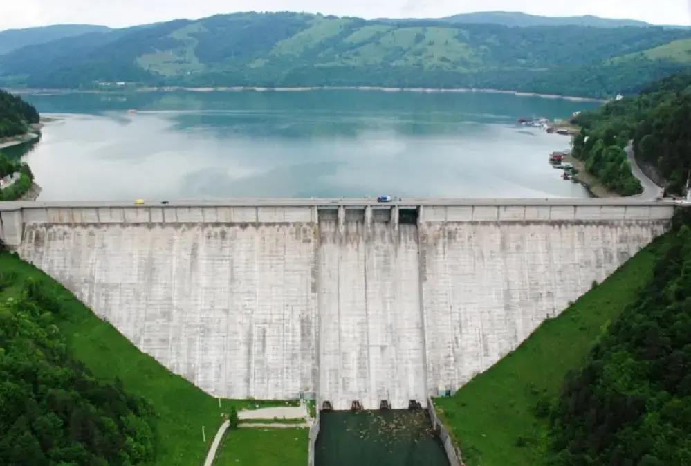 Hidroelectrica lansează proiectul „Nufărul” cu panouri fotovoltaice flotante