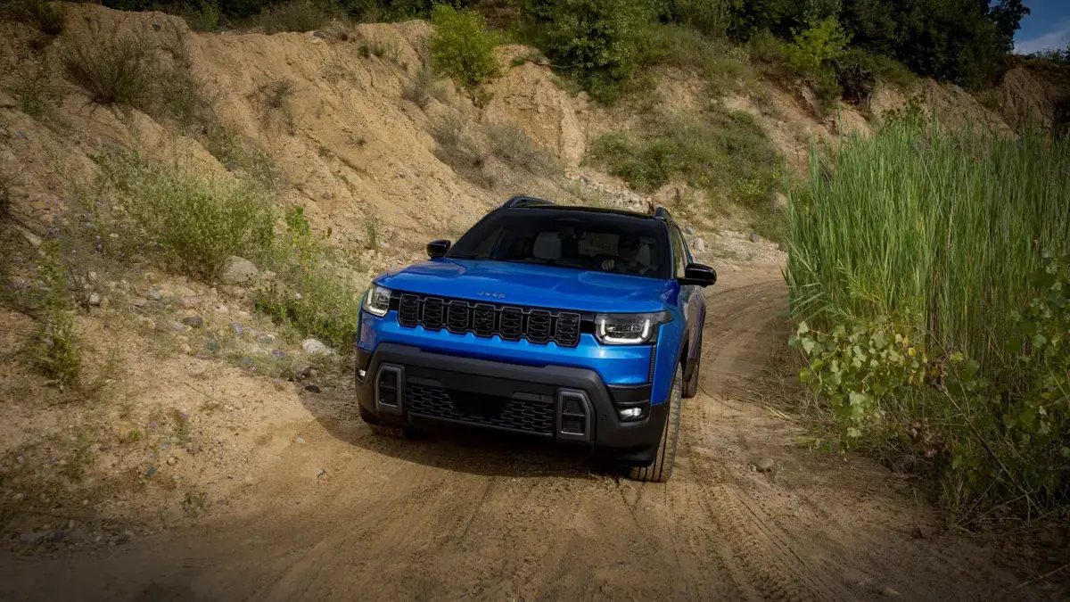 Jeep reînvie legendarul Cherokee, dar acum e hibrid