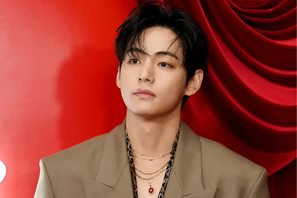 K-Pop Star V discută probleme de auz în timpul turneului global