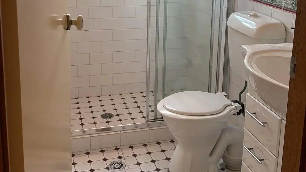 O baie mică pare de două ori mai mare după ce a fost remodelat dușul