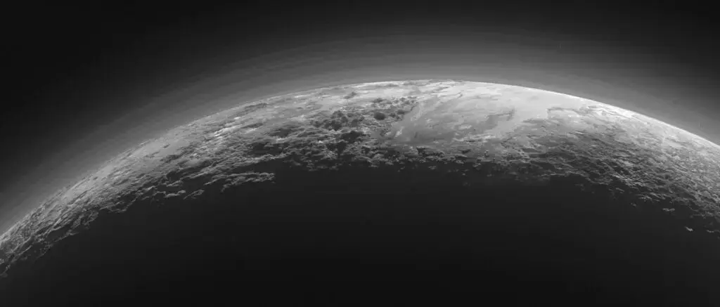 O semnătură chimică misterioasă descoperită pe Pluto și Titan