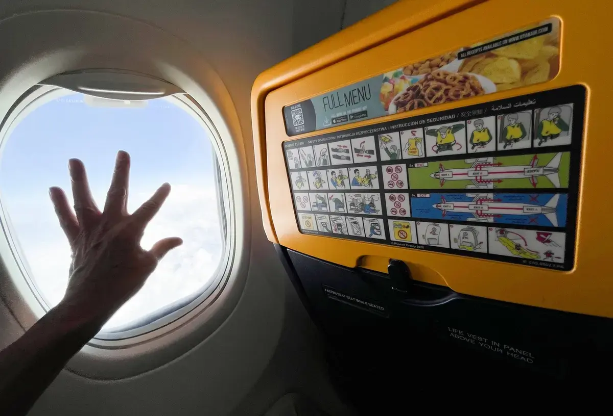 Panică la bord: Hublou smuls în zbor, pasager aproape aruncat din avionul Ryanair