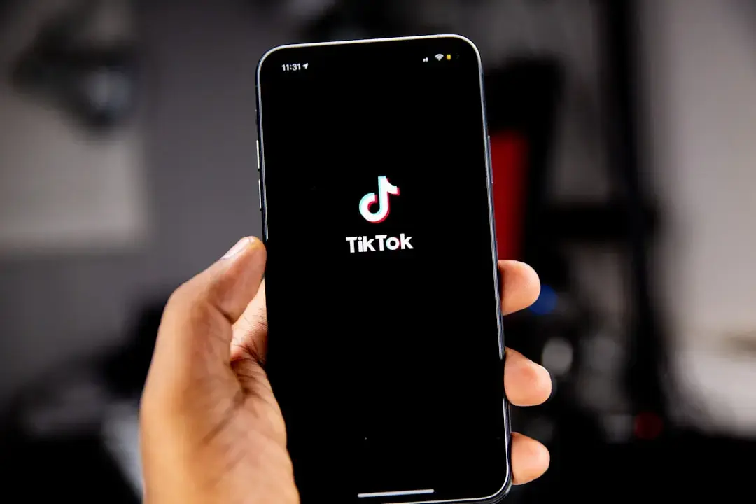 Pericol pe TikTok: Injecțiile de bronzare, risc de alunițe suspecte și melanom