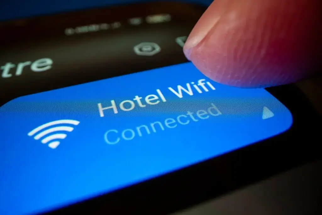 Pericolul ascuns din rețelele Wi-Fi publice: De ce hotelurile și aeroporturile sunt ținte?