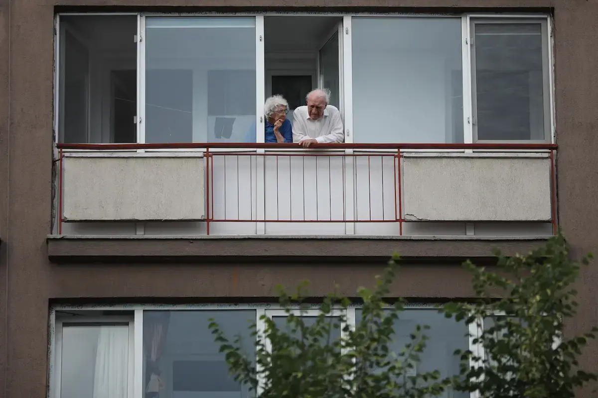 Peste 300.000 de români în vârstă sunt izolați în propriile localități