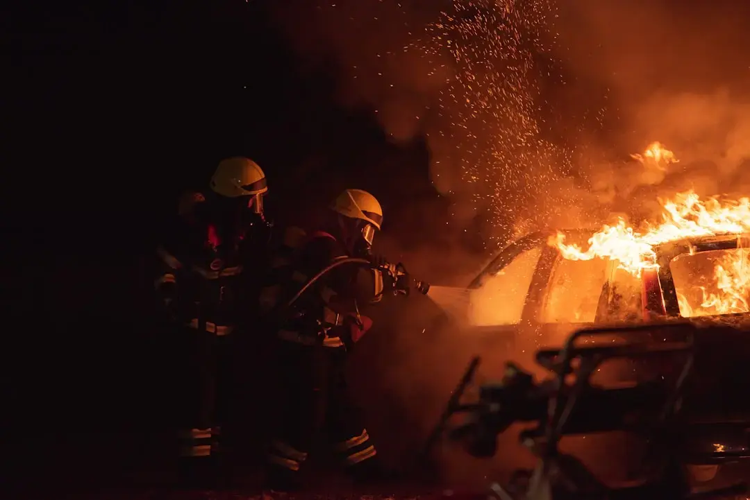 Pompierii controlează incendiul de la fabrica din Brașov, trei autospeciale rămân la fața locului