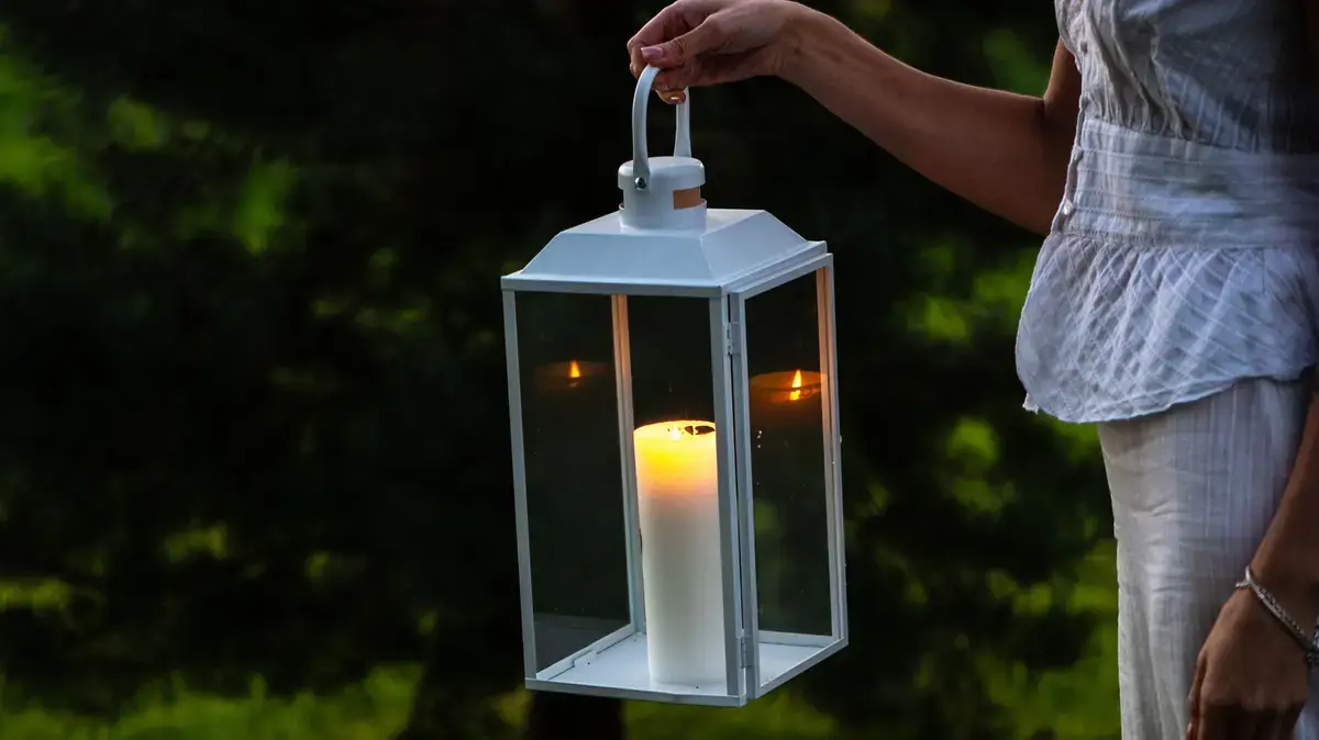 Reînvie vechea magie a lanternelor cu decor exterior DIY