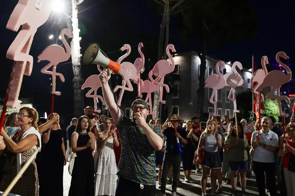 Revoluția flamingo din Albania: legături cu Trump și planuri pentru România