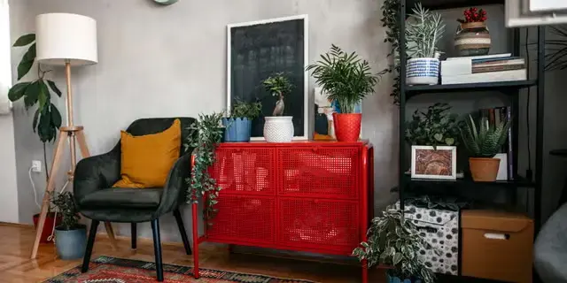 „Roșu neașteptat”: Culoarea care redefinește designul interior