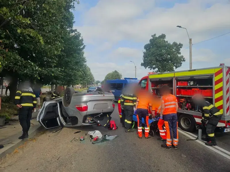 Șofer de 54 de ani la spital după ce a izbit un copac
