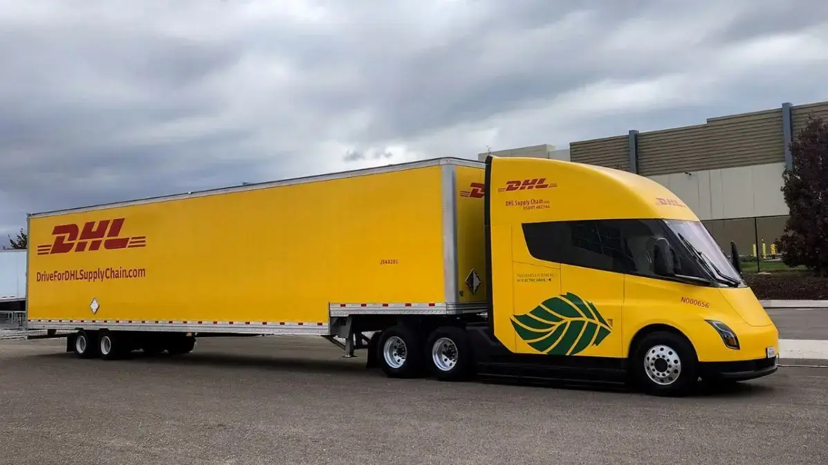 Tesla lansează camion semi-electric cu baterie impresionantă