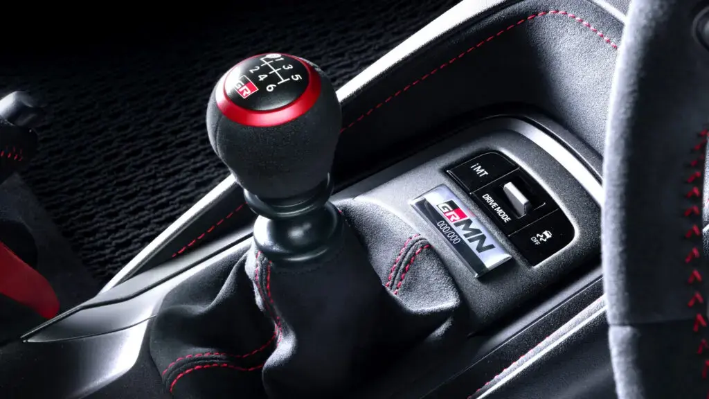 Toyota nu a renunțat la manualul său fals pentru vehicule electrice, pedale de cuplu și toate acestea