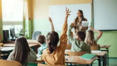 Bursele sociale se plătesc și în vacanțe: Guvernul a clarificat regulile