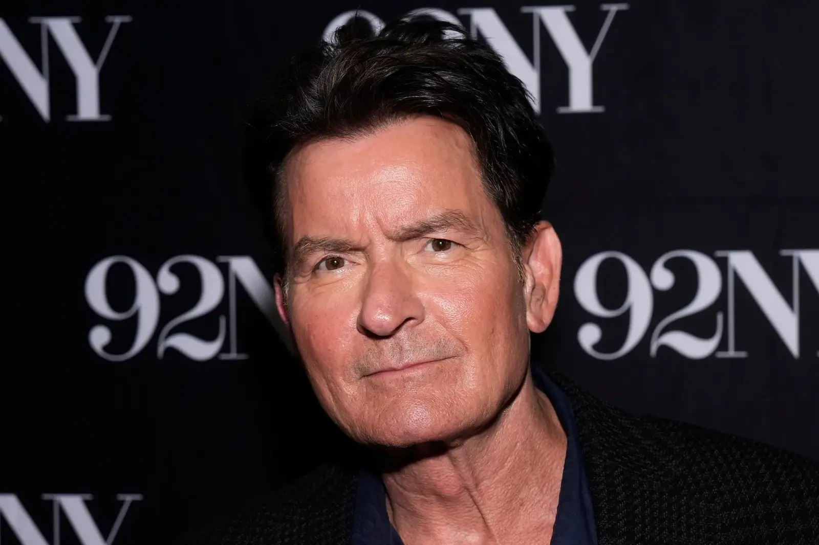Charlie Sheen revine în televiziune alături de tatăl său într-un nou serial de comedie