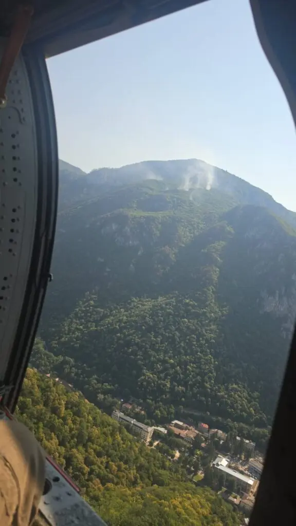 A trece o lună, focul nu s-a stins