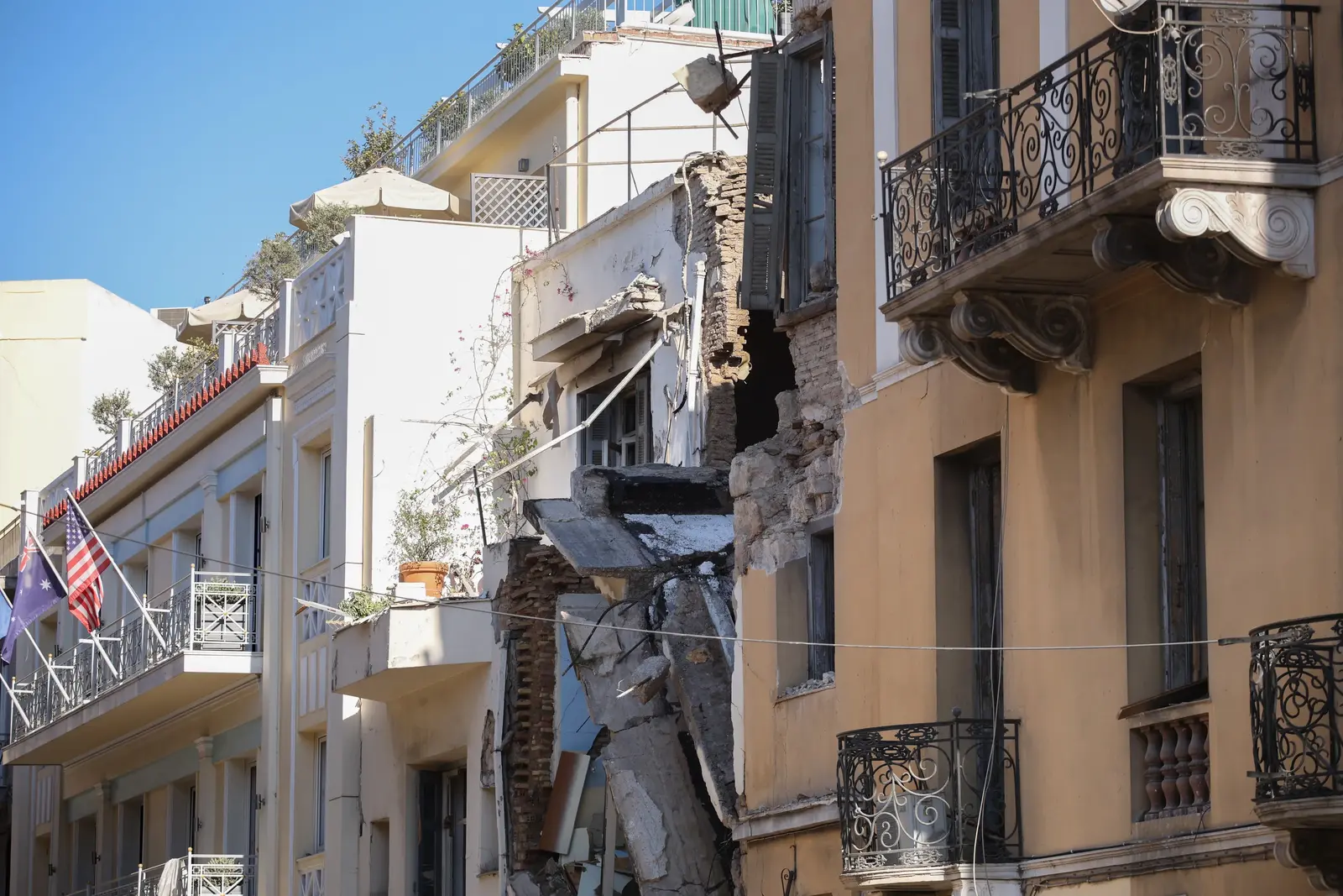 Explozie devastatoare în inima Atenei: clădire prăbușită și trei răniți în cartierul Plaka