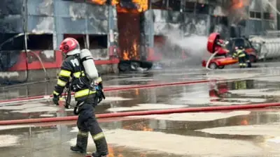 Incendiu violent la fabrica de celuloză din Drobeta-Turnu Severin, pompierii luptă cu flăcările de ore întregi