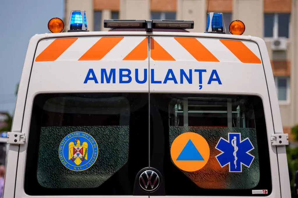 Opt persoane trimise în judecată după atacul violent asupra unei ambulanțe în județul Cluj
