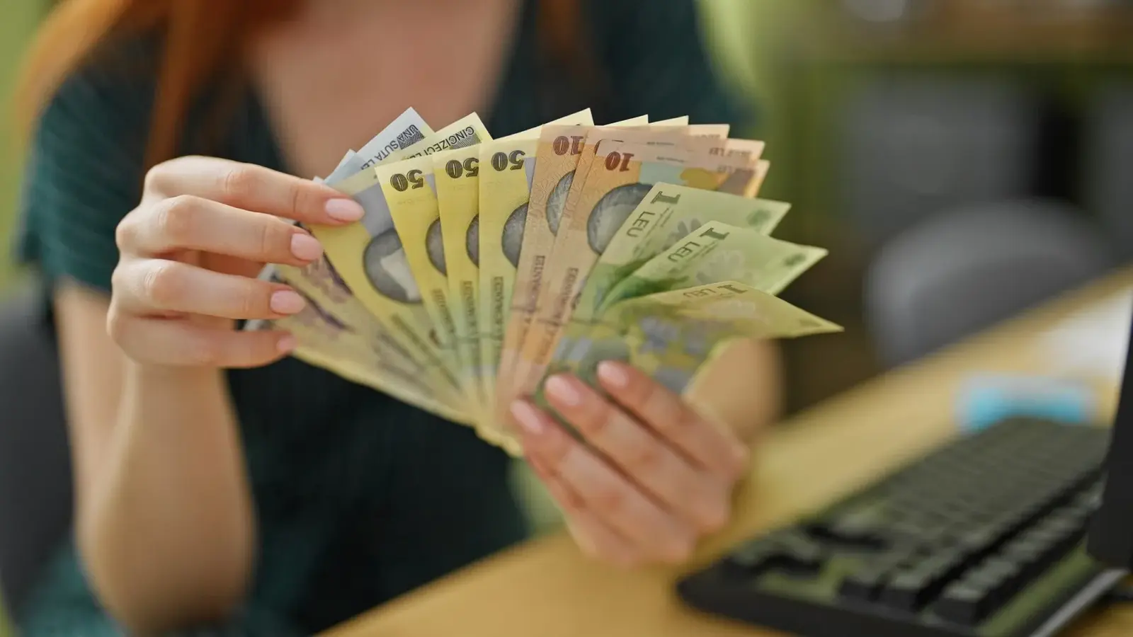 Salariile din România, prinse în menghina inflației: decalaj de 30% între dorințe și realitate