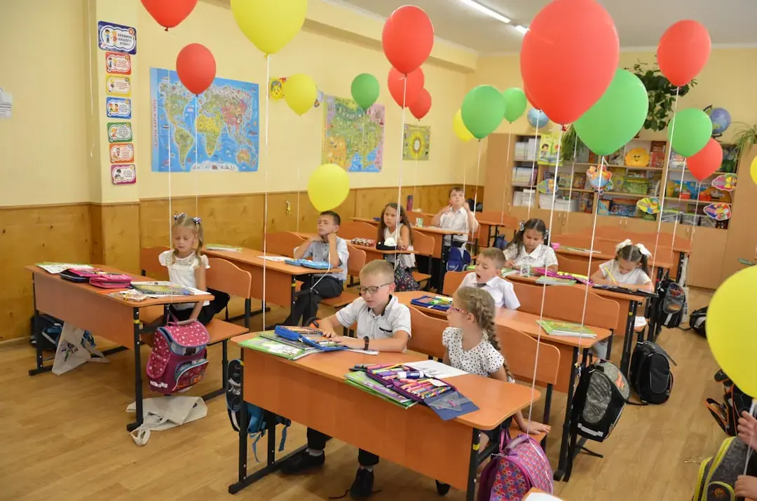 Schimbarea școlii nu oprește bullying-ul: când transferul ajută, când doar amână problema