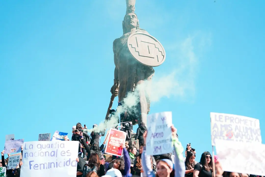 Statuia lui Goe din Ploiești, „îmbrăcată” în culorile curcubeului: Scandal și reacții politice aprinse