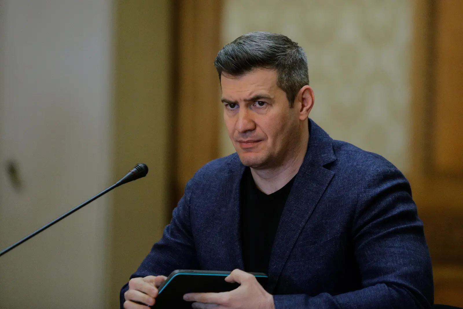 Cum a reacționat AUR după ce Dragoș Pătraru a reclamat un conflict de interese „cât turnul televiziunii de mare” la TVR
