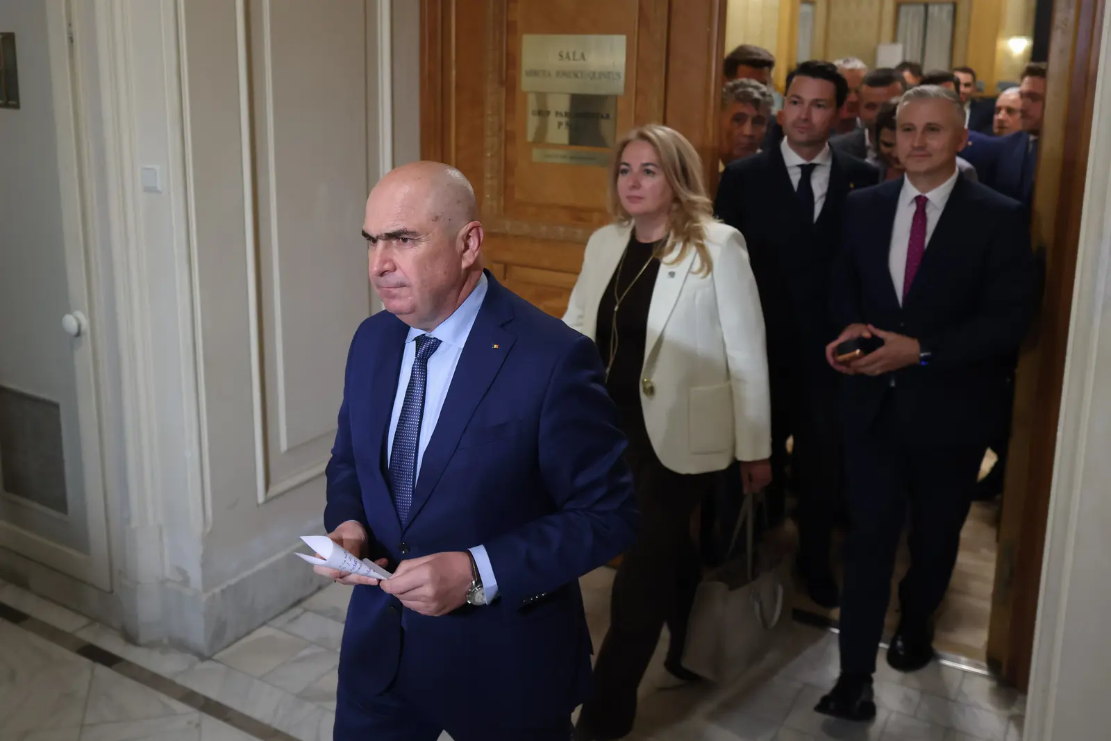 Exodul liberal: Bolojan ordonă retragerea din funcții, dar apar primele fisuri în partid