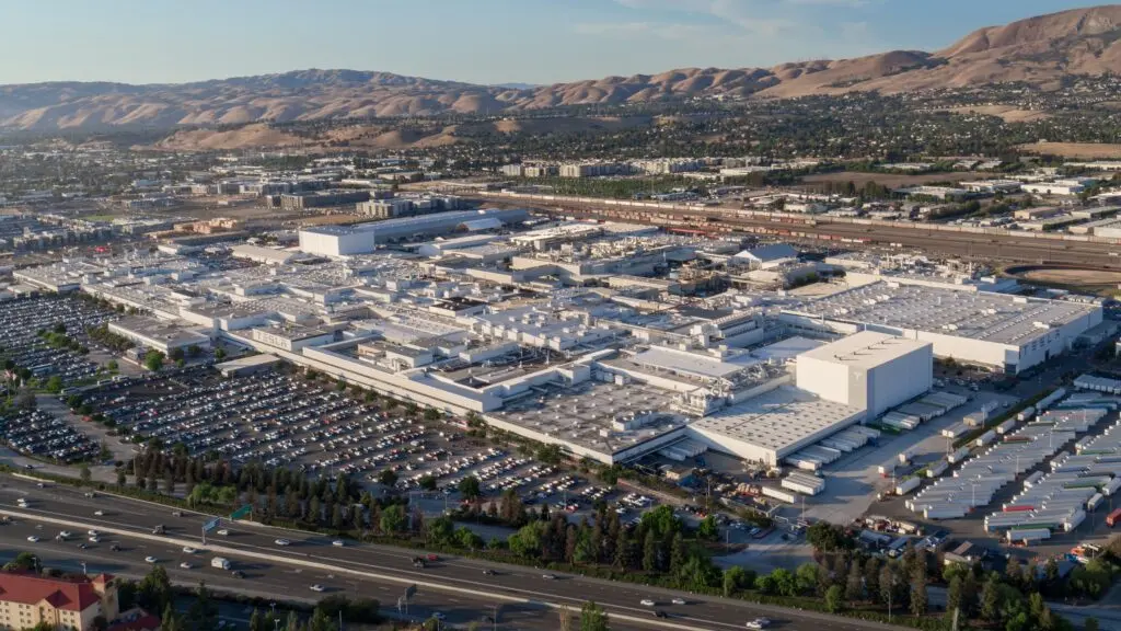 Fabrica Tesla din Fremont cere să emite 13 ori mai multă poluare lângă o școală