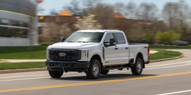 Ford reapelează modelele Expedition și camioanele grele pentru probleme la faruri