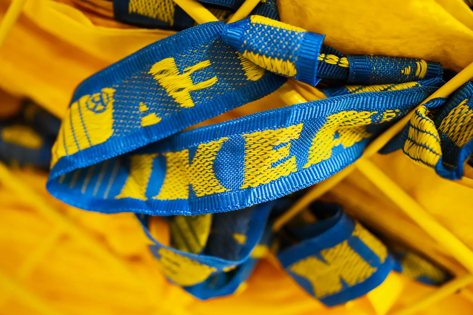 IKEA retrage legendara sacoșă albastră FRAKTA după 30 de ani!